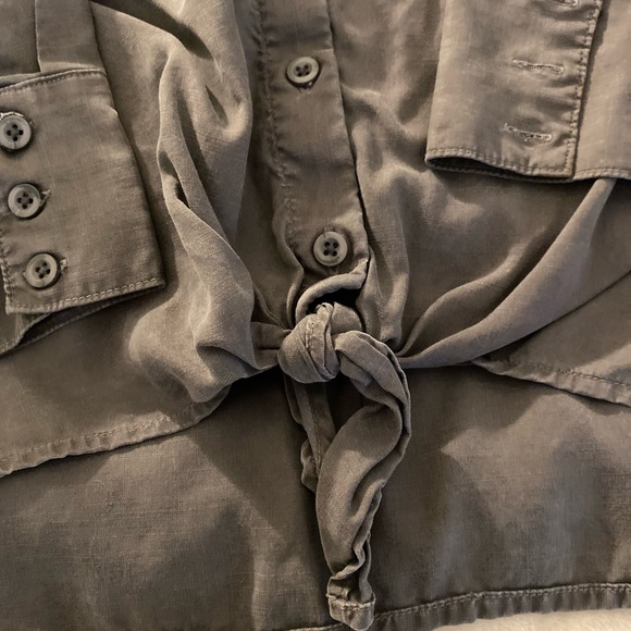 ๐ Cloth & Stone Charcoal Button-Up Blouse Size M - Picture 9 of 11